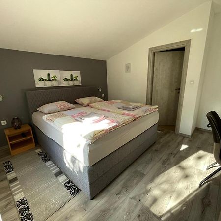 Apartman Dujmovic 1 Оточац Экстерьер фото